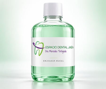 ¿Puede el uso de un enjuague dental mancharnos los dientes? - Espacio Dental Jaén