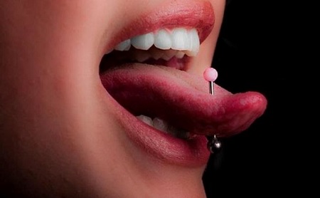Los piercings en la lengua - Espacio Dental Jaén